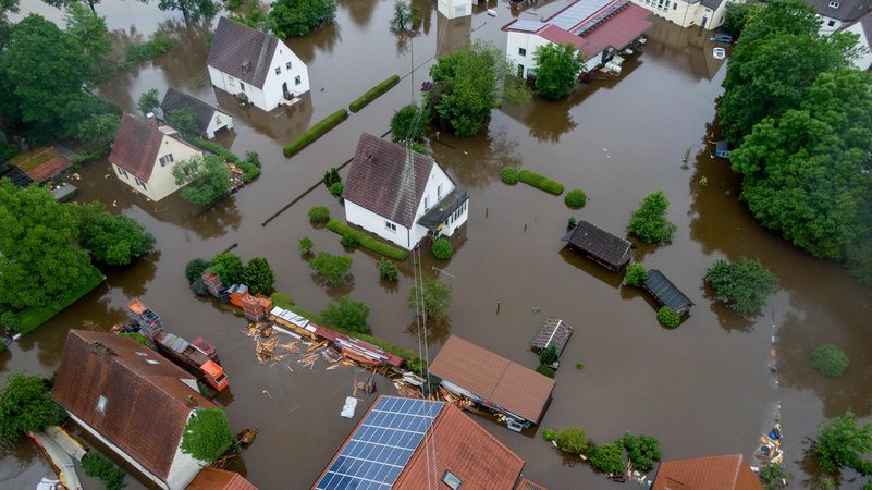 Hochwasser in Dinkelscherben im Landkreis Augsburg | Bild: picture alliance/dpa/NEWS5/Sven Grundmann Hochwasser in Dinkelscherben im Landkreis Augsburg