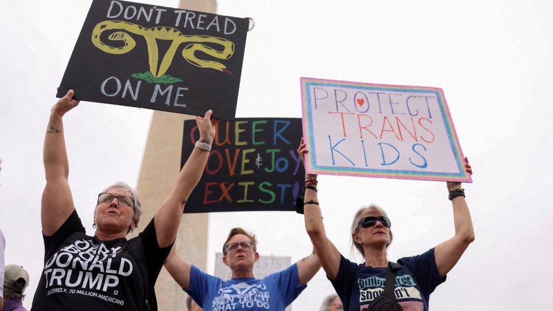 Teilnehmer einer Anti-Trump Demo in Washington | Bild: Reuters Teilnehmer einer Anti-Trump Demo in Washington