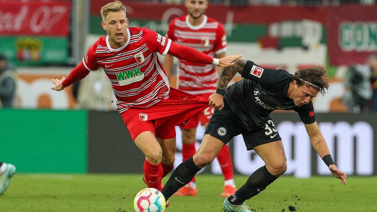 Arne Meier vom FC Augsburg im Zweikampf mit Luca Pellegrini von Eintracht Frankfurt.