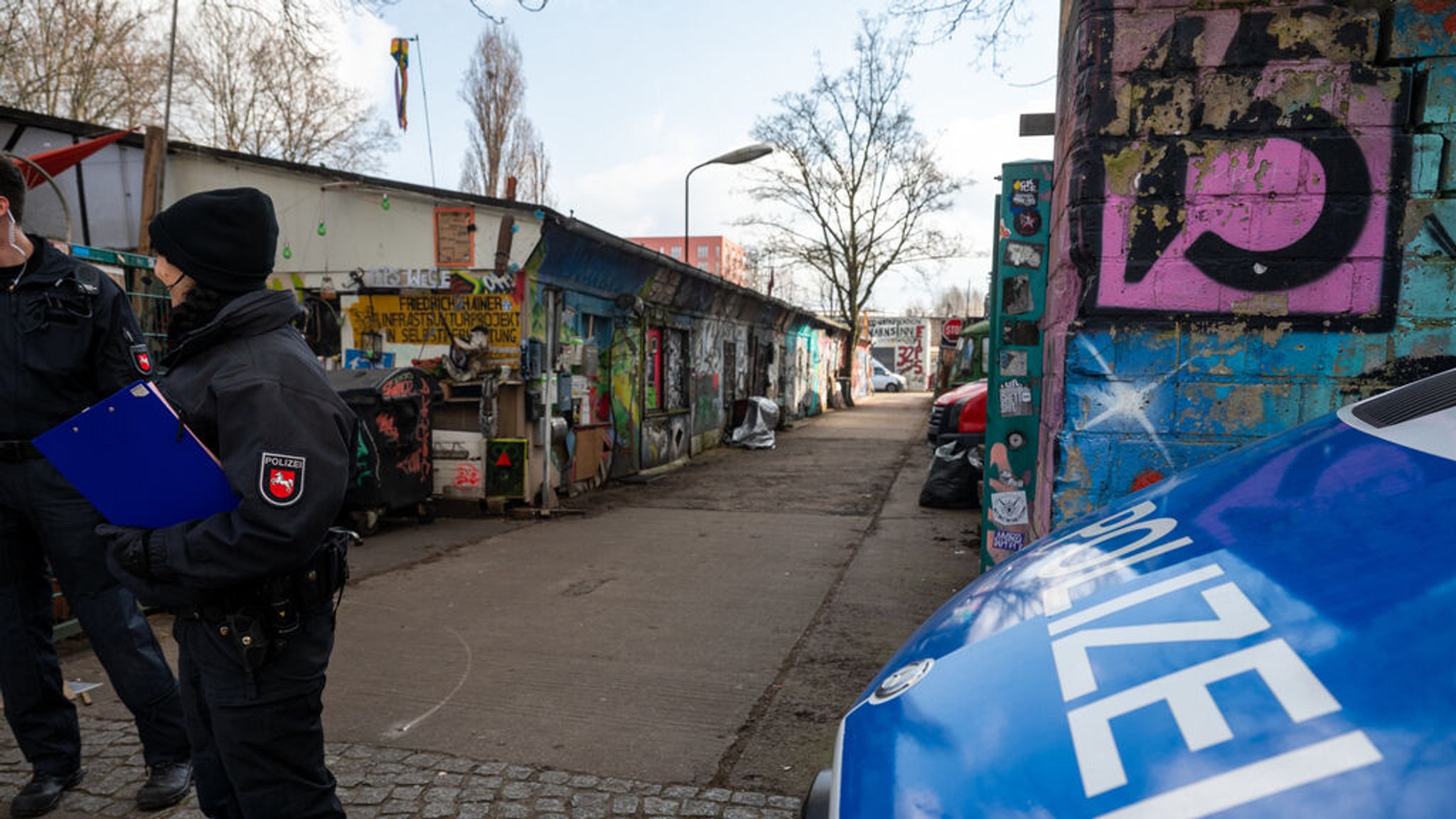 PRODUKTION - 05.03.2024, Berlin: Einsatzkräfte der Polizei suchen bei der Fahndung nach den früheren RAF-Terroristen Staub und Garweg das Gelände am Markgrafendamm im Stadtteil Friedrichshain weiterhin ab. Nach der Festnahme der mutmaßlichen Ex-RAF-Terroristin Klette sucht die Polizei weiter nach den zwei Komplizen. Foto: Christophe Gateau/dpa +++ dpa-Bildfunk +++