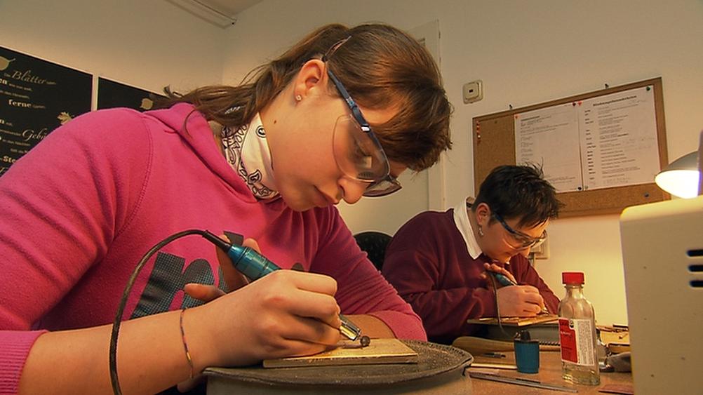 Graveur/in Graveure schaffen prägende Eindrücke