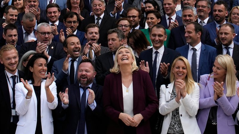 In der ersten Runde der Wahlen des französischen Parlaments liegt der extrem rechte Rassemblement National vorne. 
