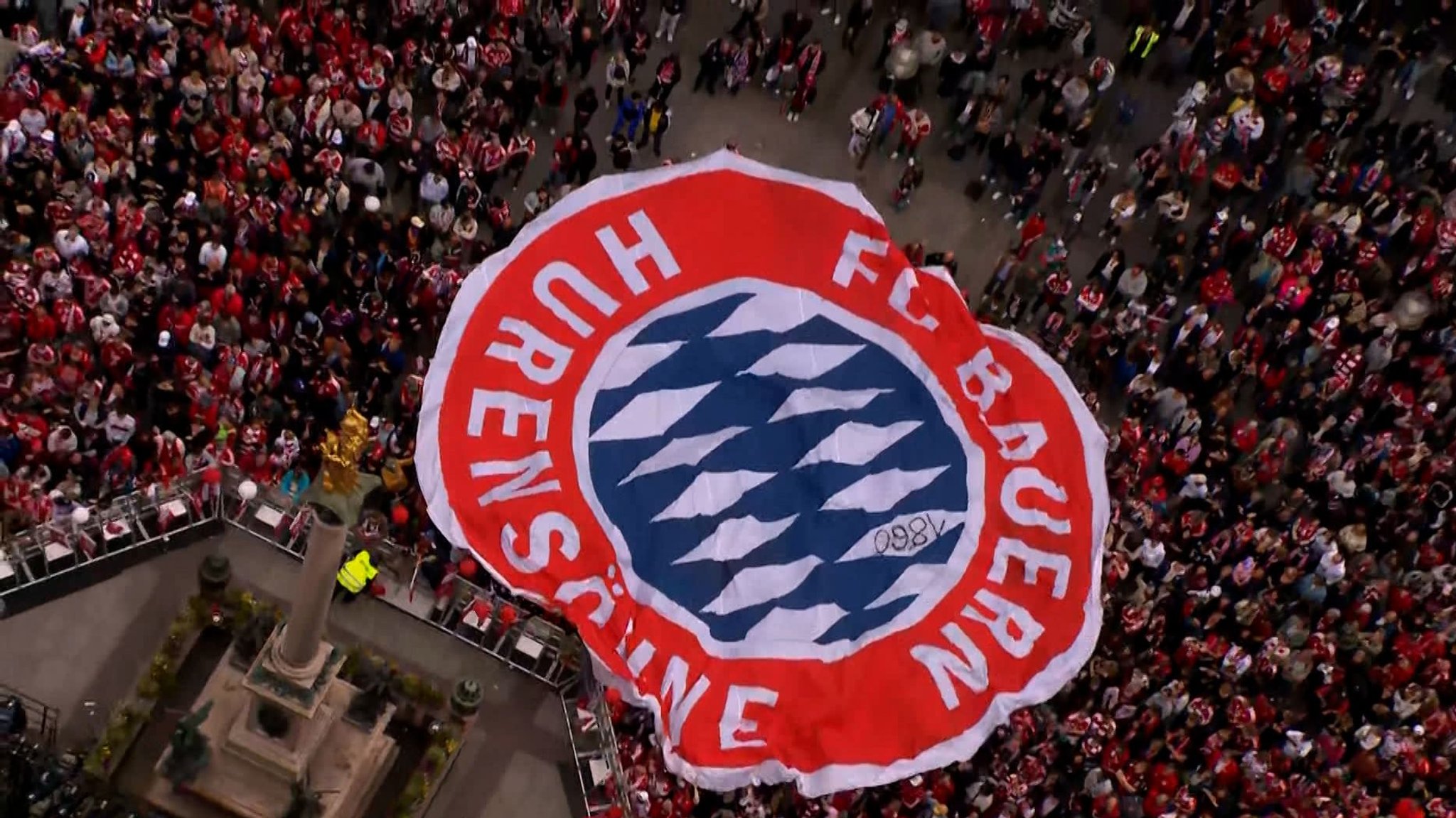 Schmähplakat auf der Meisterfeier des FC Bayern | Bild: BR Schmähplakat auf der Meisterfeier des FC Bayern