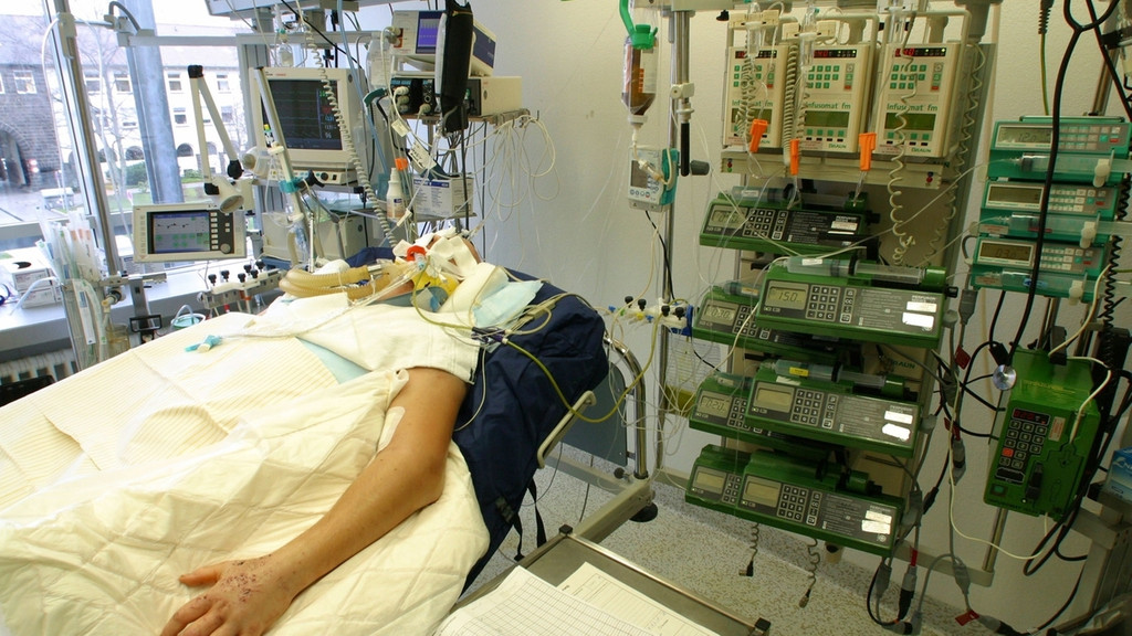 Patient auf Intensivstation | Bild: picture-alliance/dpa Patient auf Intensivstation