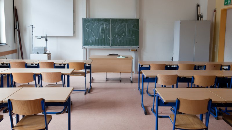 (Symbolbild) Ein leeres Klassenzimmer mit der Aufschrift "School" auf der Tafel. | Bild: stock.adobe.com/PRCreativeTeam (Symbolbild) Ein leeres Klassenzimmer mit der Aufschrift "School" auf der Tafel.