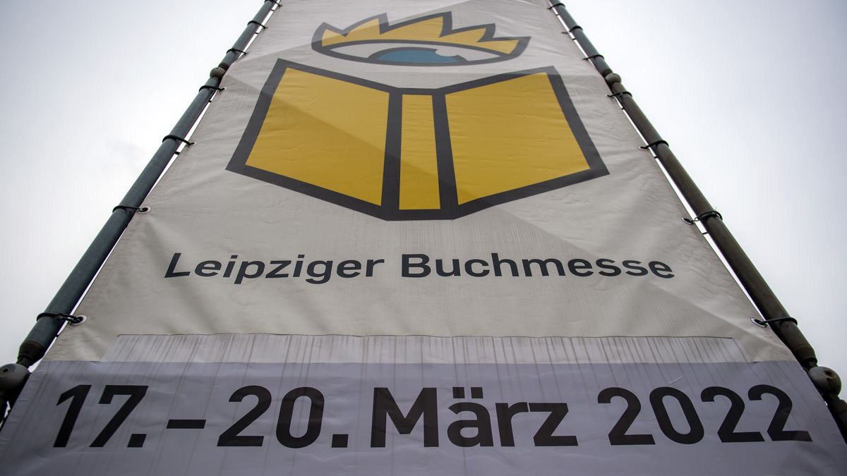 Das Logo der Leipziger Buchmesse mit den Daten für 2022 ist an der Einfahrt zur Neuen Messe in Leipzig zu sehen.