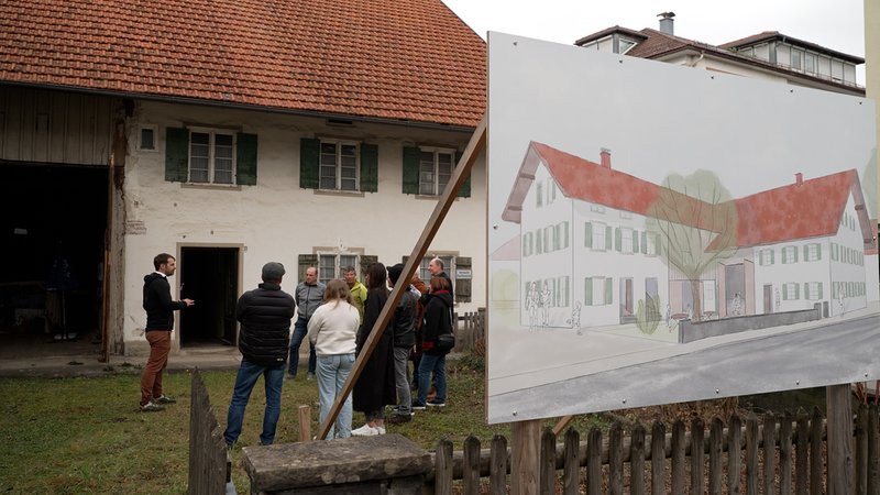 Florian Stowasser steht mit einer Gruppe vor dem alten Bauernhof in der Marktoberdorfer Innensatdt. | Bild: BR / Rupert Waldmüller Florian Stowasser steht mit einer Gruppe vor dem alten Bauernhof in der Marktoberdorfer Innensatdt.