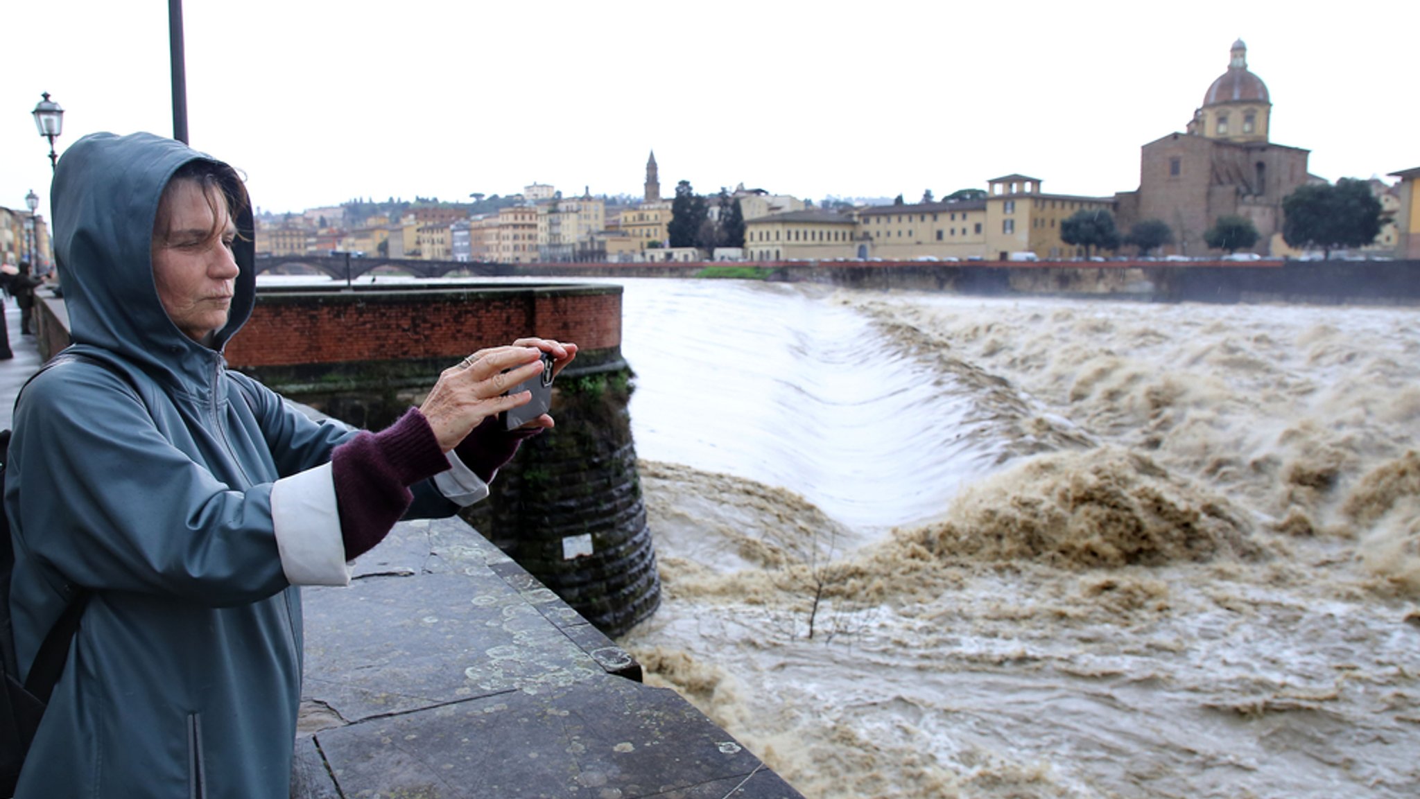 14.03.2025, Italien, Florenz: Der überflutete Arno ist am Santa Rosa-Damm zu sehen. Heftige Unwetter haben die italienischen Regionen Toskana und Emilia-Romagna heimgesucht.