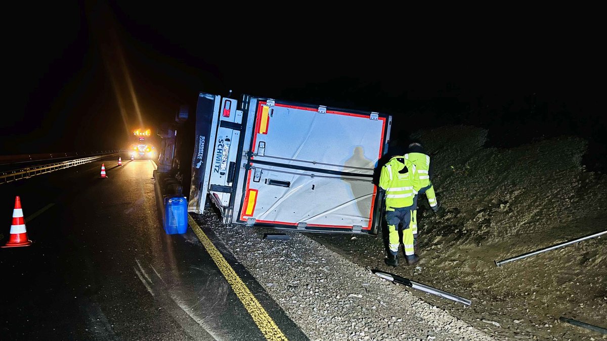 Tomatenlaster umgekippt: Autobahn für 13 Stunden gesperrt 