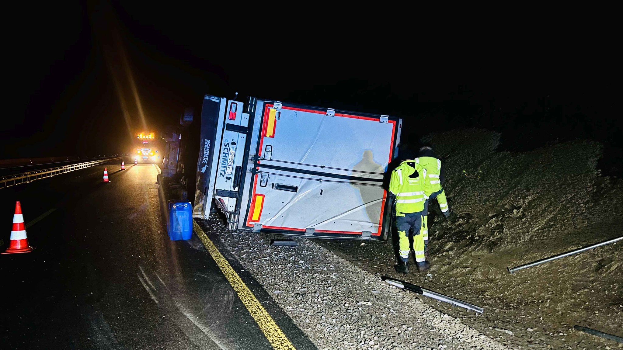 Ein mit Tomaten beladener Lastwagen ist auf der A3 umgekippt