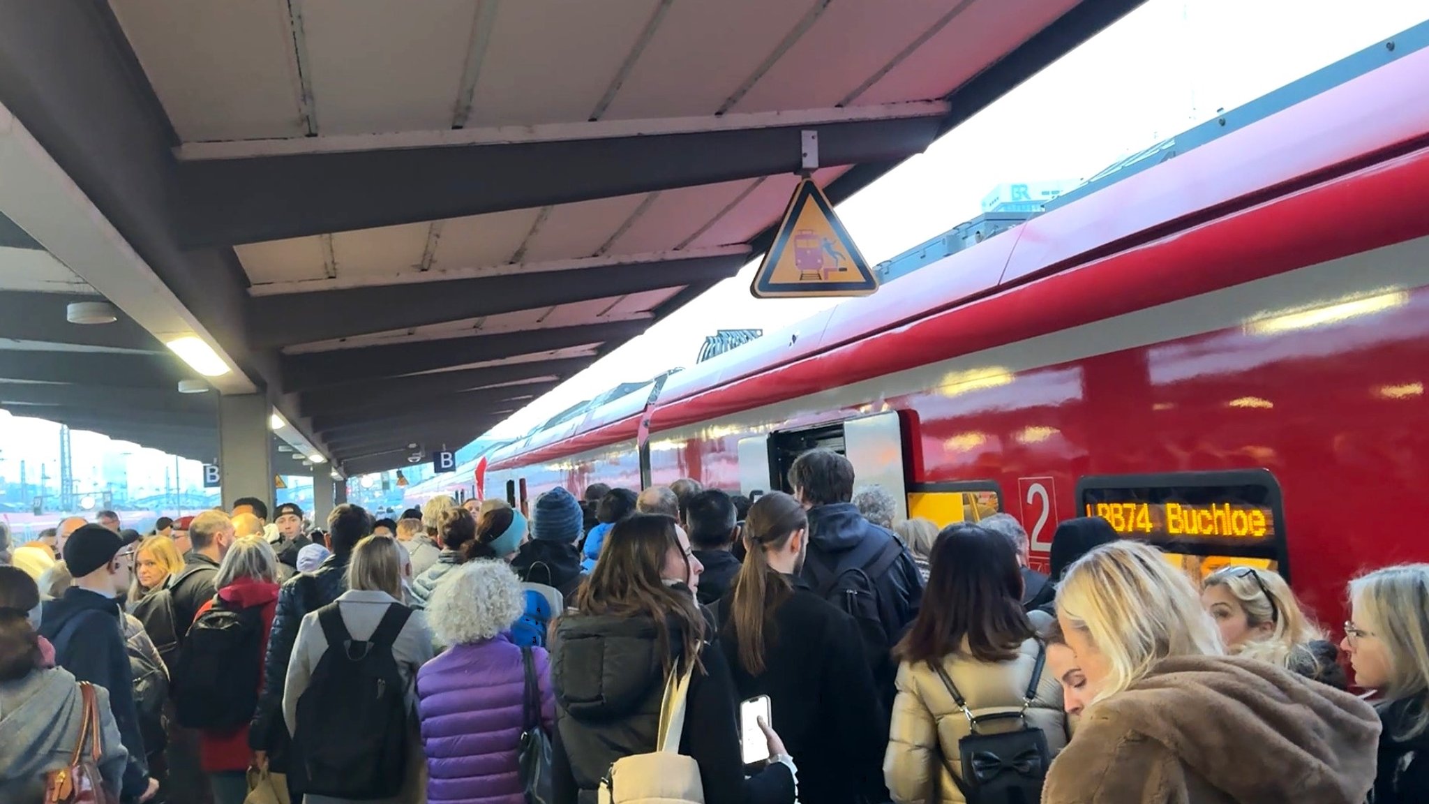 Vor allem im Berufsverkehr machten sich die fehlenden S-Bahnen im Münchner Westen bemerkbar. | Bild: BR / Ramona Dinauer Vor allem im Berufsverkehr machten sich die fehlenden S-Bahnen im Münchner Westen bemerkbar.