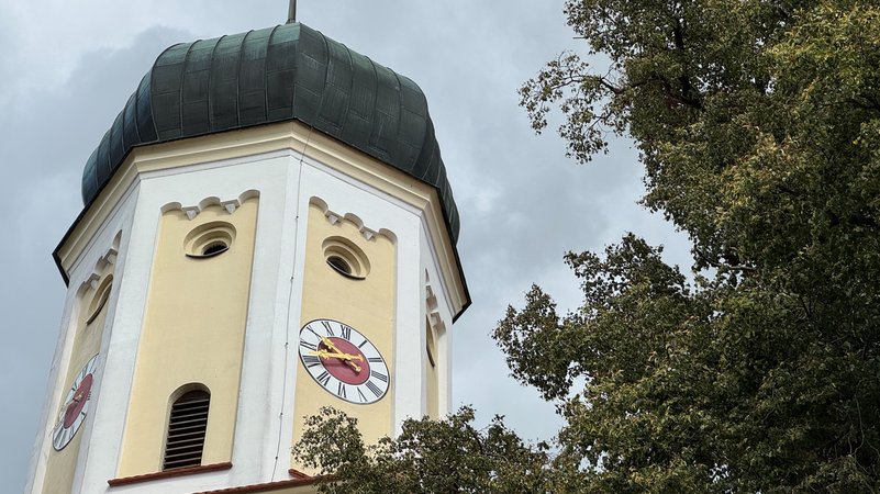 Seit Monaten streiten sich Kirche und Gemeinde um die Rechnung für die Kirchturmuhr | Bild: BR / Susanne Pfaller Seit Monaten streiten sich Kirche und Gemeinde um die Rechnung für die Kirchturmuhr