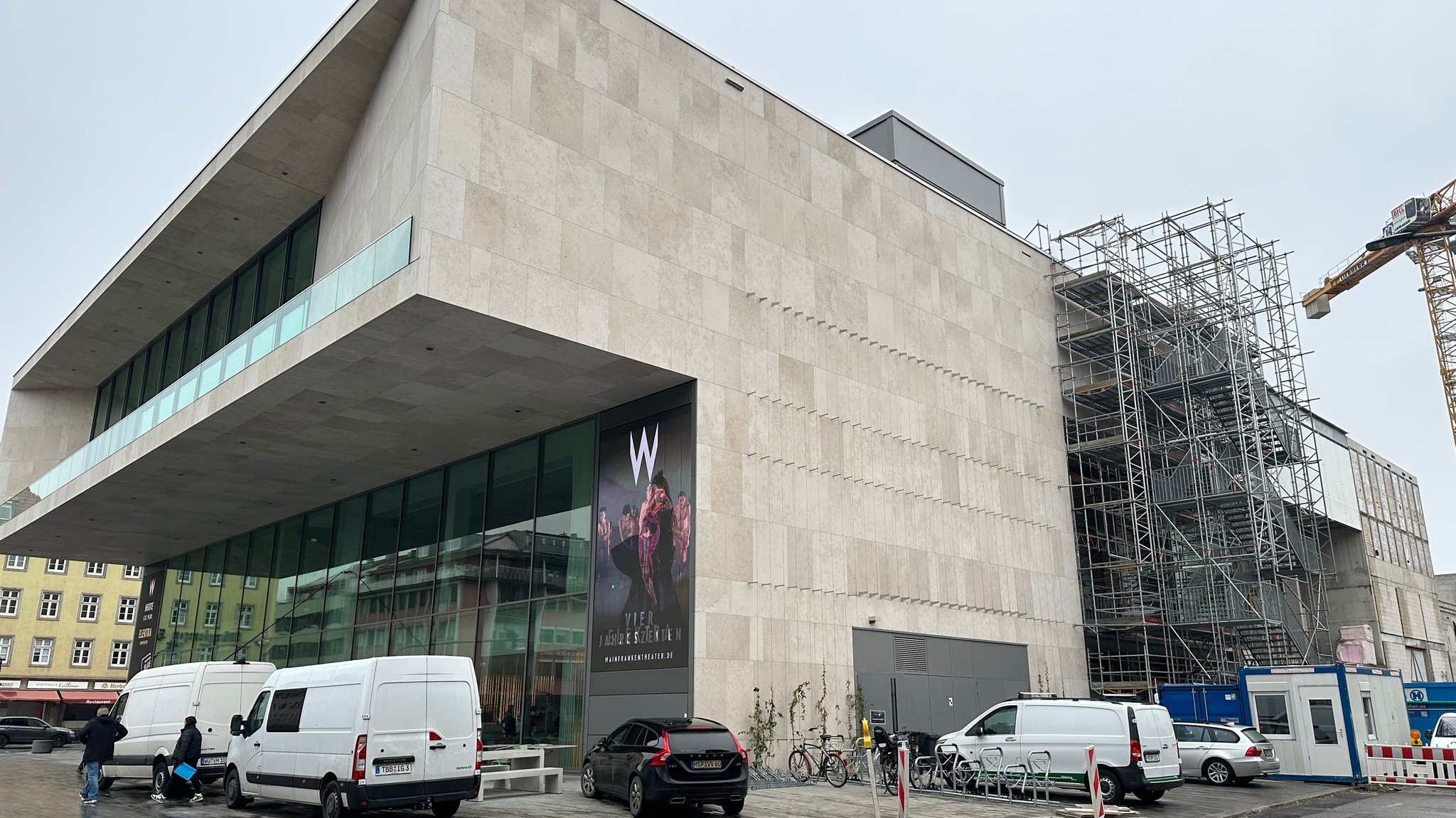 Fassade des Mainfranken Theaters in Würzburg mit Baugerüst