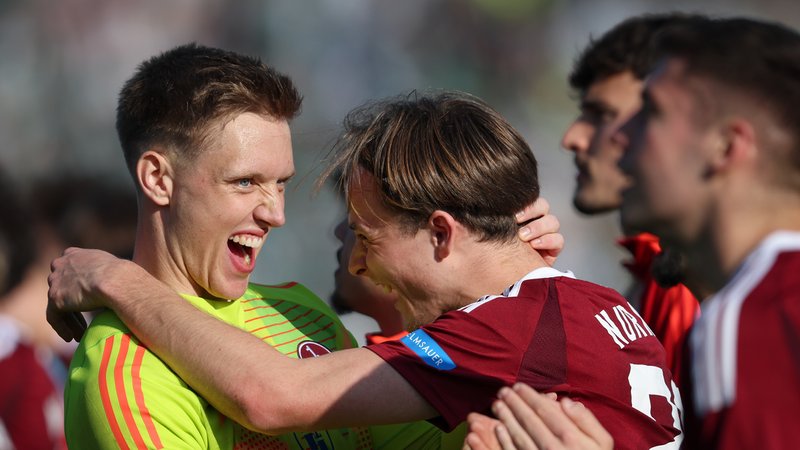 Nürnberger Jubel nach dem Schlusspfiff | Bild: picture-alliance/dpa Nürnberger Jubel nach dem Schlusspfiff