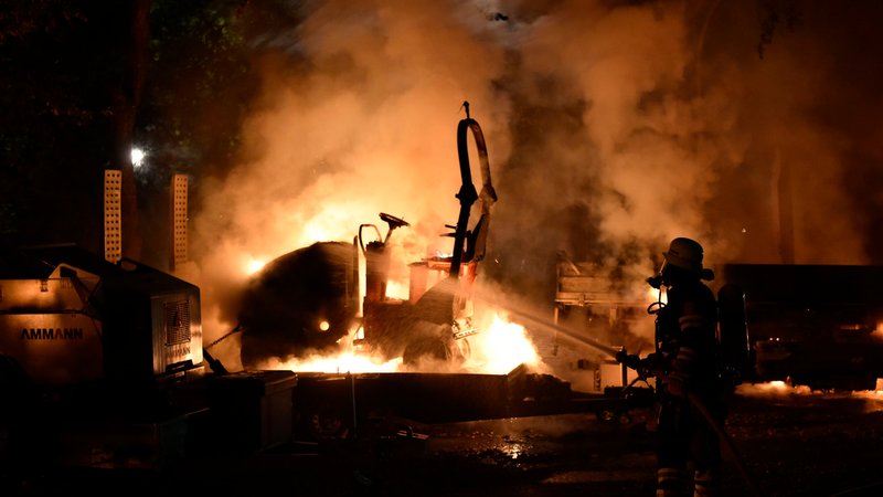 Baustellenfahrzeuge in München abgebrannt