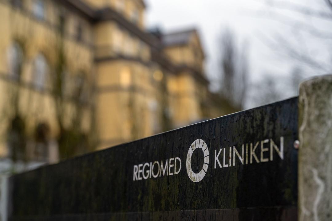 Ein Wegweiser mit dem Logo der Regiomed-Kliniken am Unternehmenssitz in Coburg