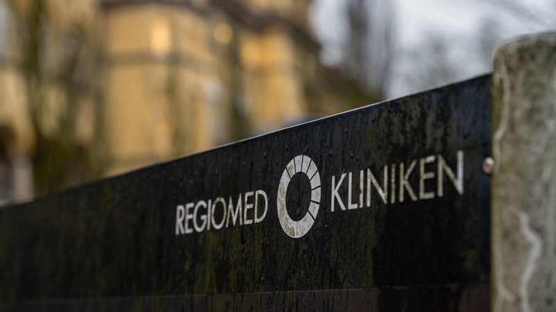 Ein Wegweiser mit dem Logo der Regiomed-Kliniken am Unternehmenssitz in Coburg | Bild: dpa-Bildfunk/Pia Bayer Ein Wegweiser mit dem Logo der Regiomed-Kliniken am Unternehmenssitz in Coburg