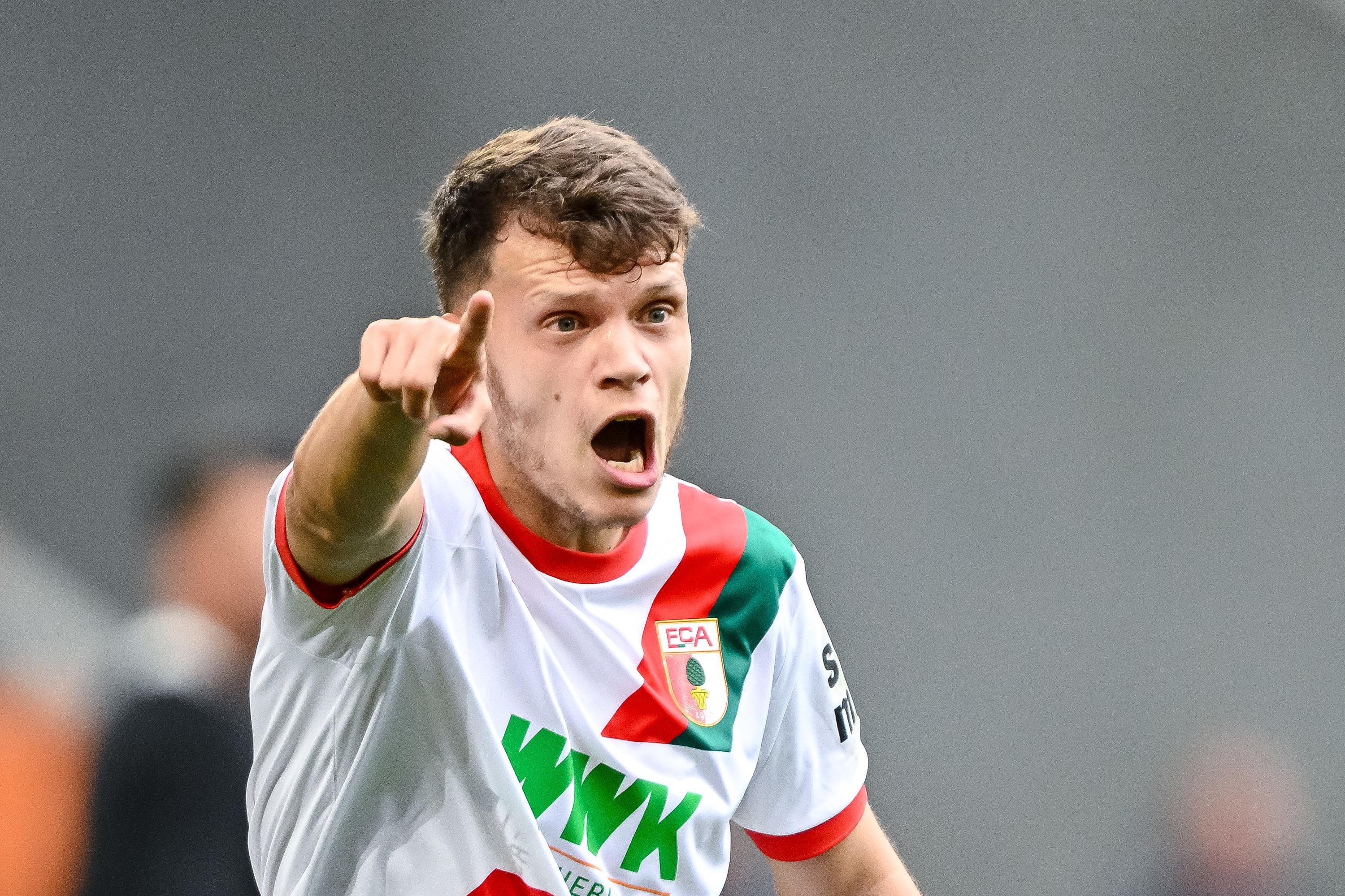 ARCHIV - 04.10.2025, Bayern, Augsburg: Fußball: Bundesliga, FC Augsburg - VfL Wolfsburg, 6. Spieltag, WWK-Arena. Robin Fellhauer (FC Augsburg) gestikuliert. (zu dpa: «Großer Druck für FC Augsburg - Pokal als Chance») 