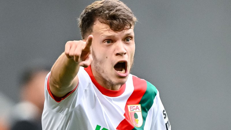 ARCHIV - 04.10.2025, Bayern, Augsburg: Fußball: Bundesliga, FC Augsburg - VfL Wolfsburg, 6. Spieltag, WWK-Arena. Robin Fellhauer (FC Augsburg) gestikuliert. (zu dpa: «Großer Druck für FC Augsburg - Pokal als Chance») | Bild: dpa-Bildfunk/Harry Langer ARCHIV - 04.10.2025, Bayern, Augsburg: Fußball: Bundesliga, FC Augsburg - VfL Wolfsburg, 6. Spieltag, WWK-Arena. Robin Fellhauer (FC Augsburg) gestikuliert. (zu dpa: «Großer Druck für FC Augsburg - Pokal als Chance»)