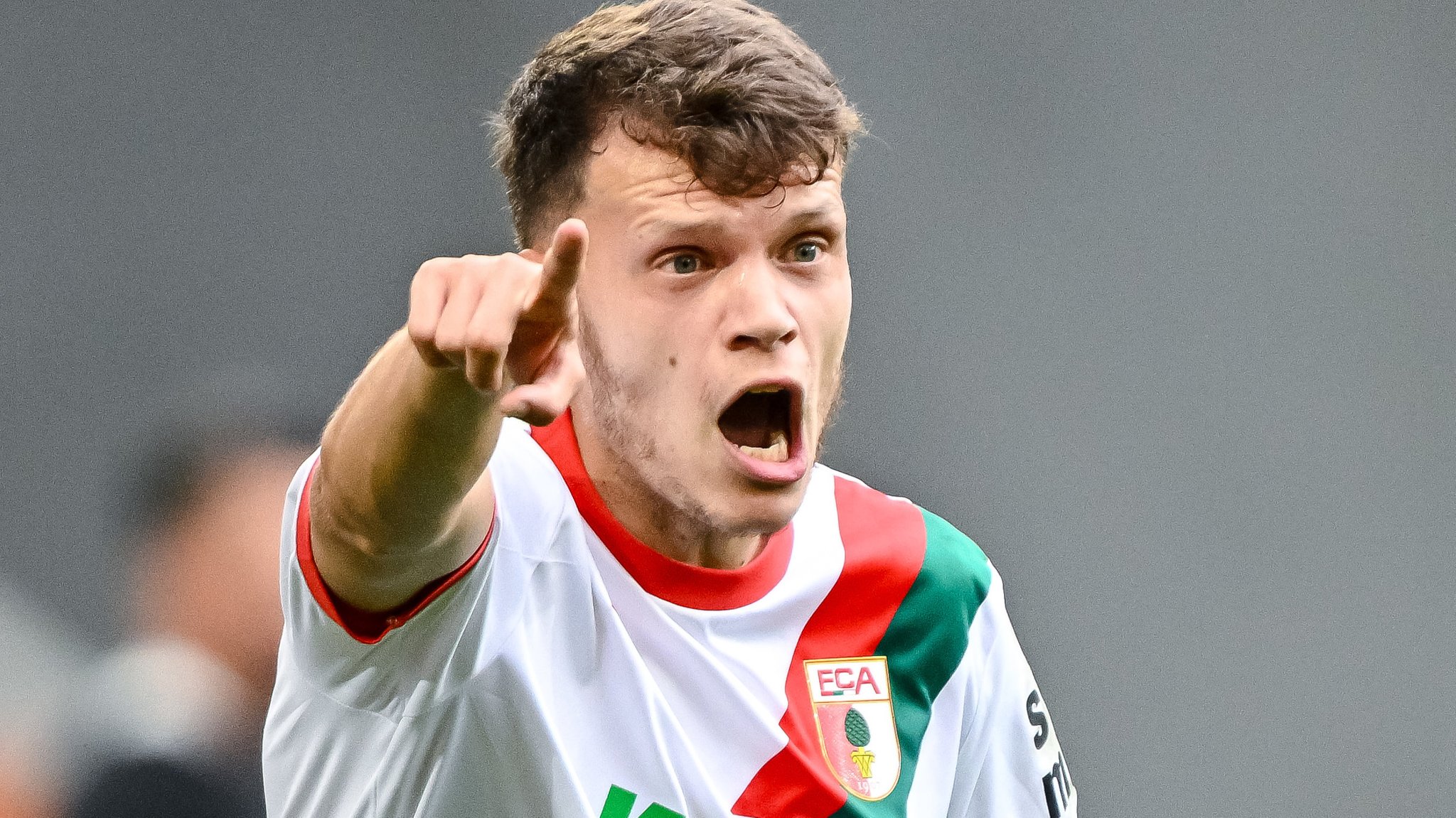 ARCHIV - 04.10.2025, Bayern, Augsburg: Fußball: Bundesliga, FC Augsburg - VfL Wolfsburg, 6. Spieltag, WWK-Arena. Robin Fellhauer (FC Augsburg) gestikuliert. (zu dpa: «Großer Druck für FC Augsburg - Pokal als Chance»)  | Bild: dpa-Bildfunk/Harry Langer ARCHIV - 04.10.2025, Bayern, Augsburg: Fußball: Bundesliga, FC Augsburg - VfL Wolfsburg, 6. Spieltag, WWK-Arena. Robin Fellhauer (FC Augsburg) gestikuliert. (zu dpa: «Großer Druck für FC Augsburg - Pokal als Chance»)