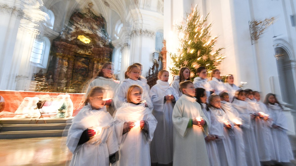 Ein Kinderchor singt am 24.12.2017 in der Basilika in Weingarten während des Familiengottesdienstes an Heiligabend. 