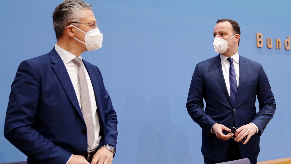 Jens Spahn (CDU) und RKI-Chef Lothar Wieler geben eine Pressekonferenz zur Corona-Pandemie am 19.11.2021. 