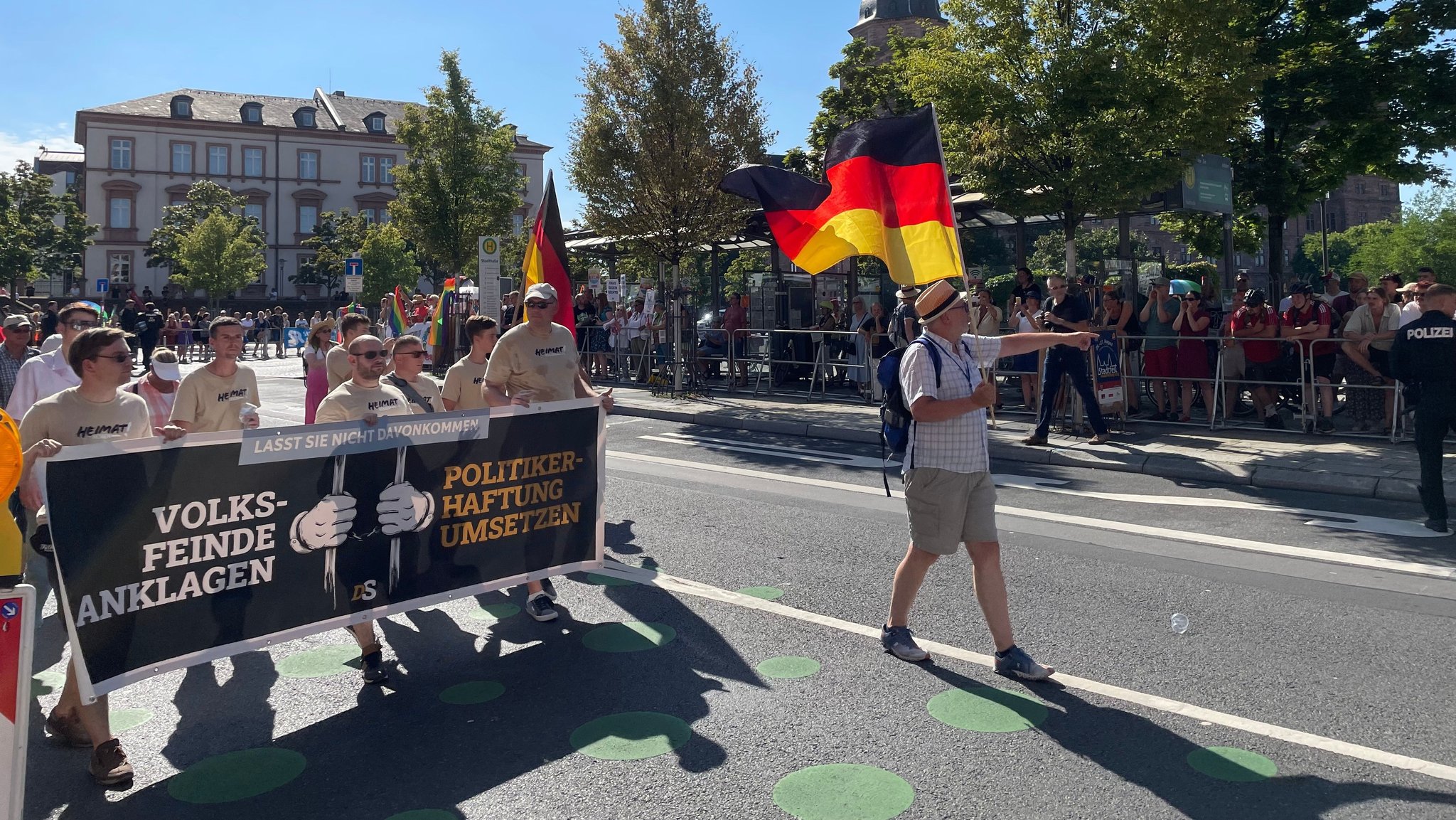 Die Gruppe "Die Heimat" bei einer Demonstration gegen die Grünen-Politik in Aschaffenburg – eine Nachfolgepartei der NPD