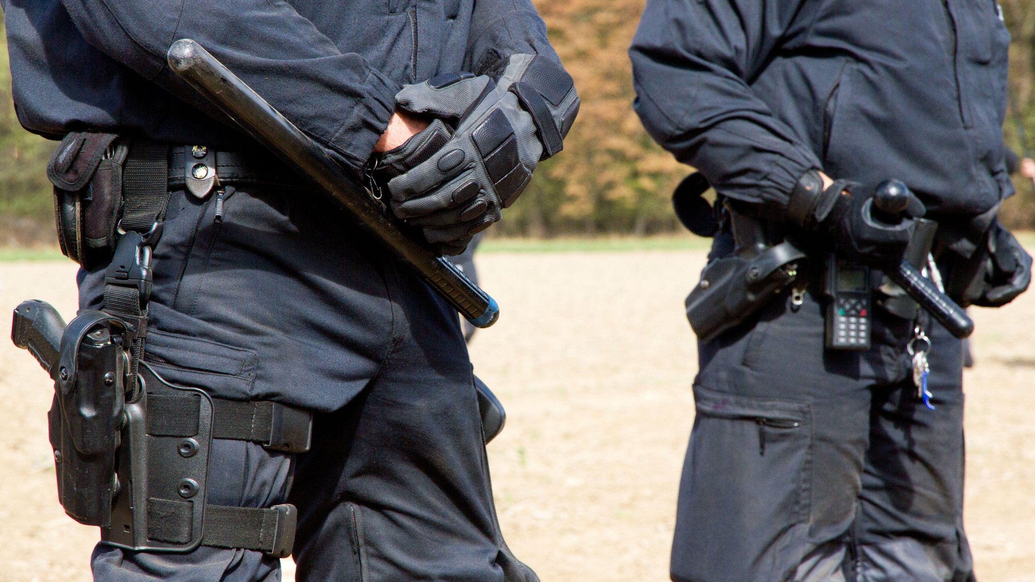 Polizisten in Einsatzkleidung. (Symbolbild)