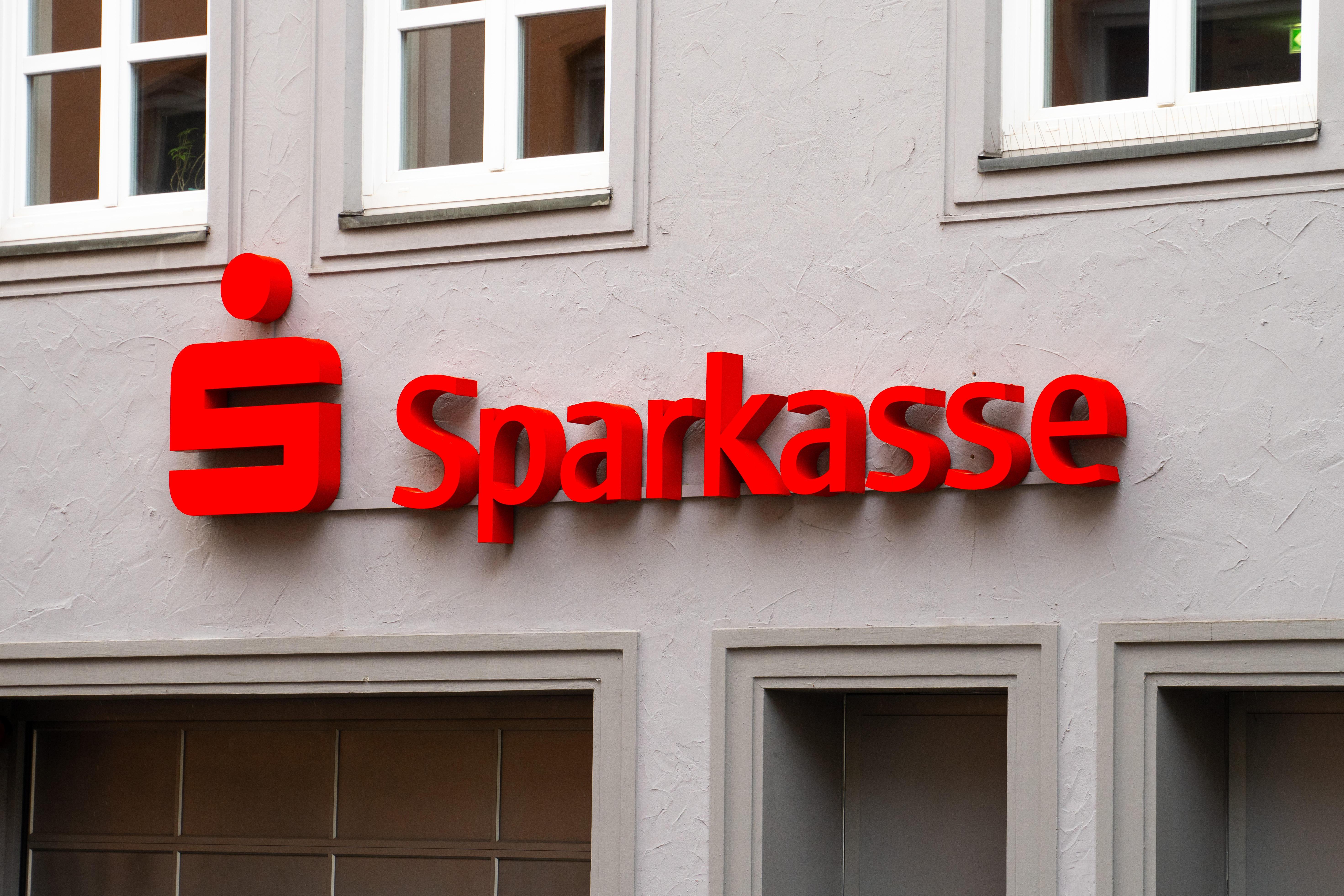 Sparkasse-Logo an der Außenfassade einer Filiale in Augsburg