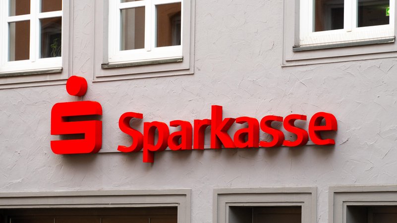 Sparkasse-Logo an der Außenfassade einer Filiale in Augsburg | Bild: Sparkasse-Logo an der Außenfassade einer Filiale in Augsburg Sparkasse-Logo an der Außenfassade einer Filiale in Augsburg