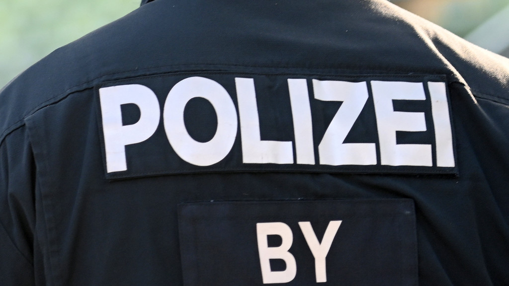 Symbolbild: Polizeiuniform | Bild: picture alliance / Jens Niering | Jens Niering Symbolbild: Polizeiuniform