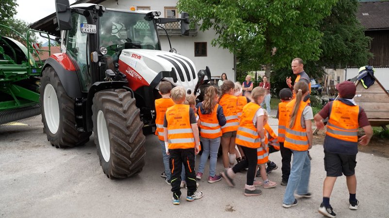 Ungefährlich ist das Abenteuer Bauernhof für Kinder nicht. Immer wieder kommt es auf den Höfen zu Unfällen. | Bild: Bayerischer Rundfunk 2026 Ungefährlich ist das Abenteuer Bauernhof für Kinder nicht. Immer wieder kommt es auf den Höfen zu Unfällen.