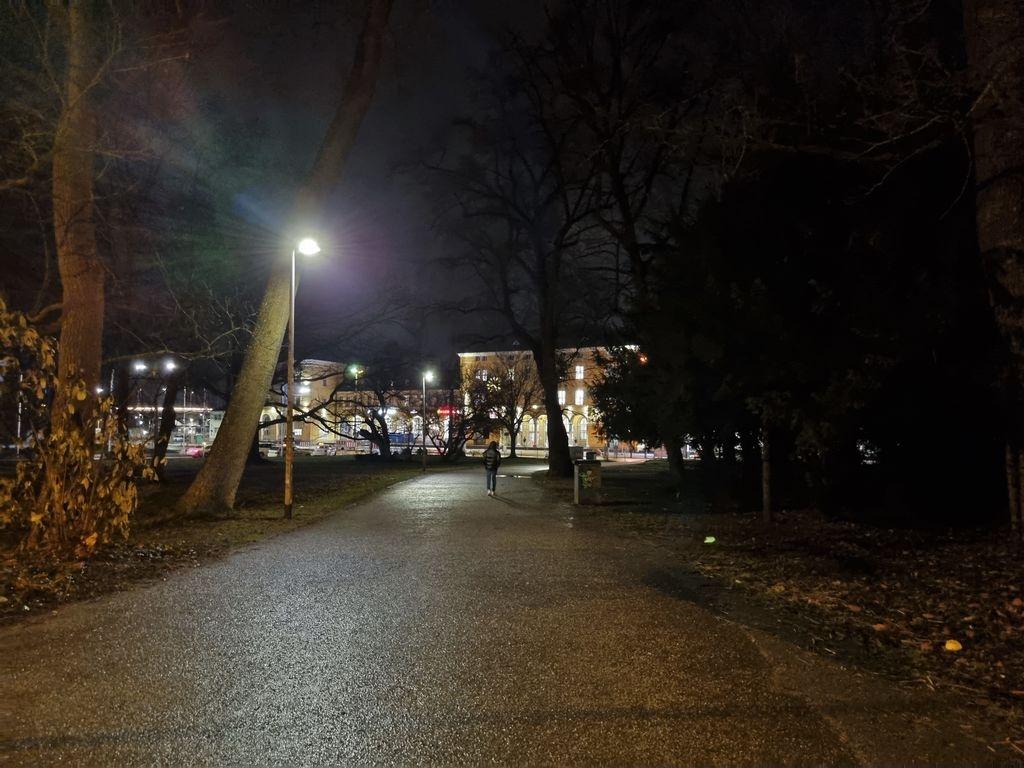 09.02.2024, Regensburg - Im Park rund um die Fürst-Anselm-Allee vor dem Hauptbahnhof wird zunehmend mit Drogen gehandelt.