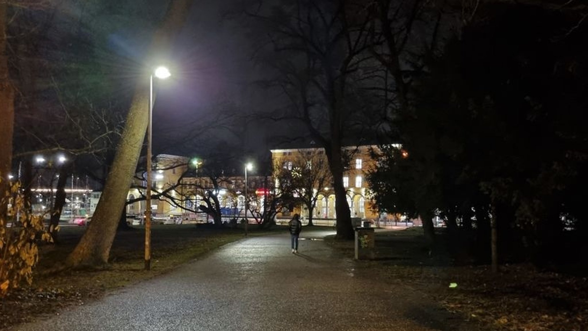 09.02.2024, Regensburg - Im Park rund um die Fürst-Anselm-Allee vor dem Hauptbahnhof wird zunehmend mit Drogen gehandelt.