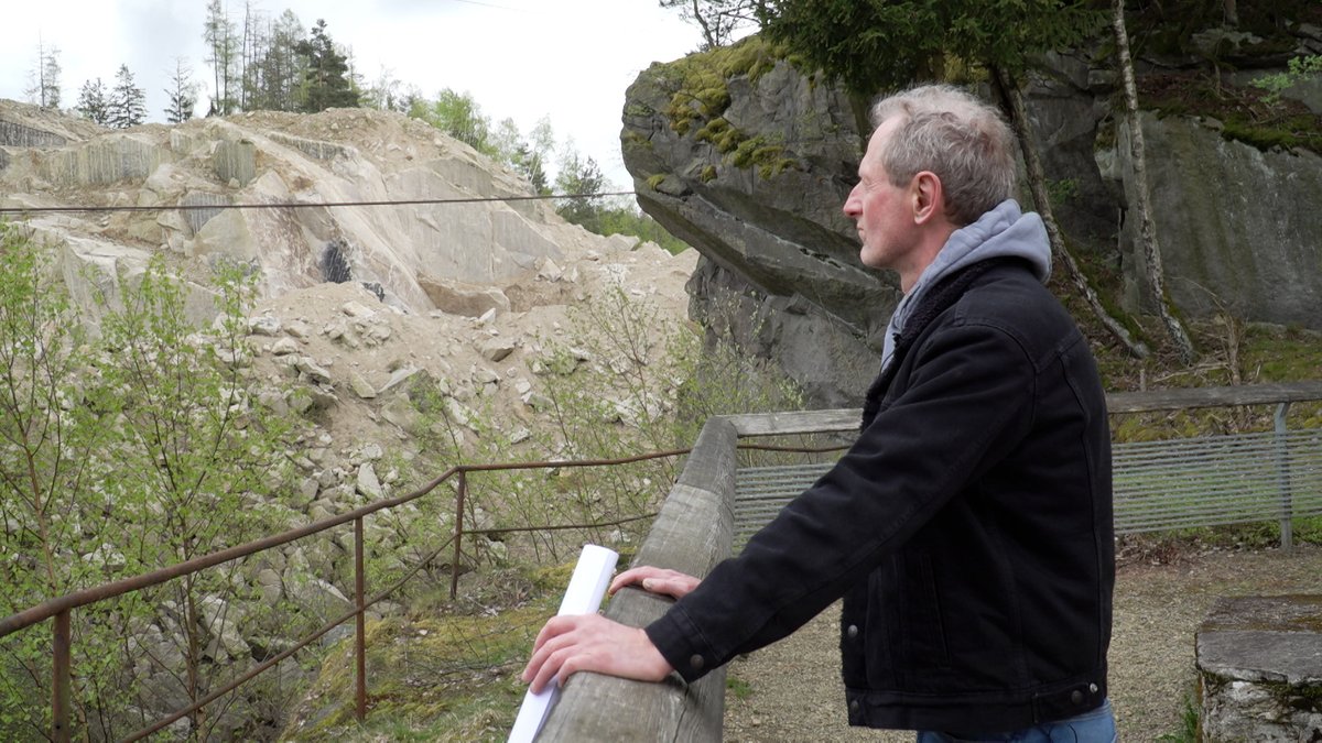 Jörg Skriebeleit, der Leiter der KZ-Gedenkstätte Flossenbürg, blickt auf den Granit-Steinbruch