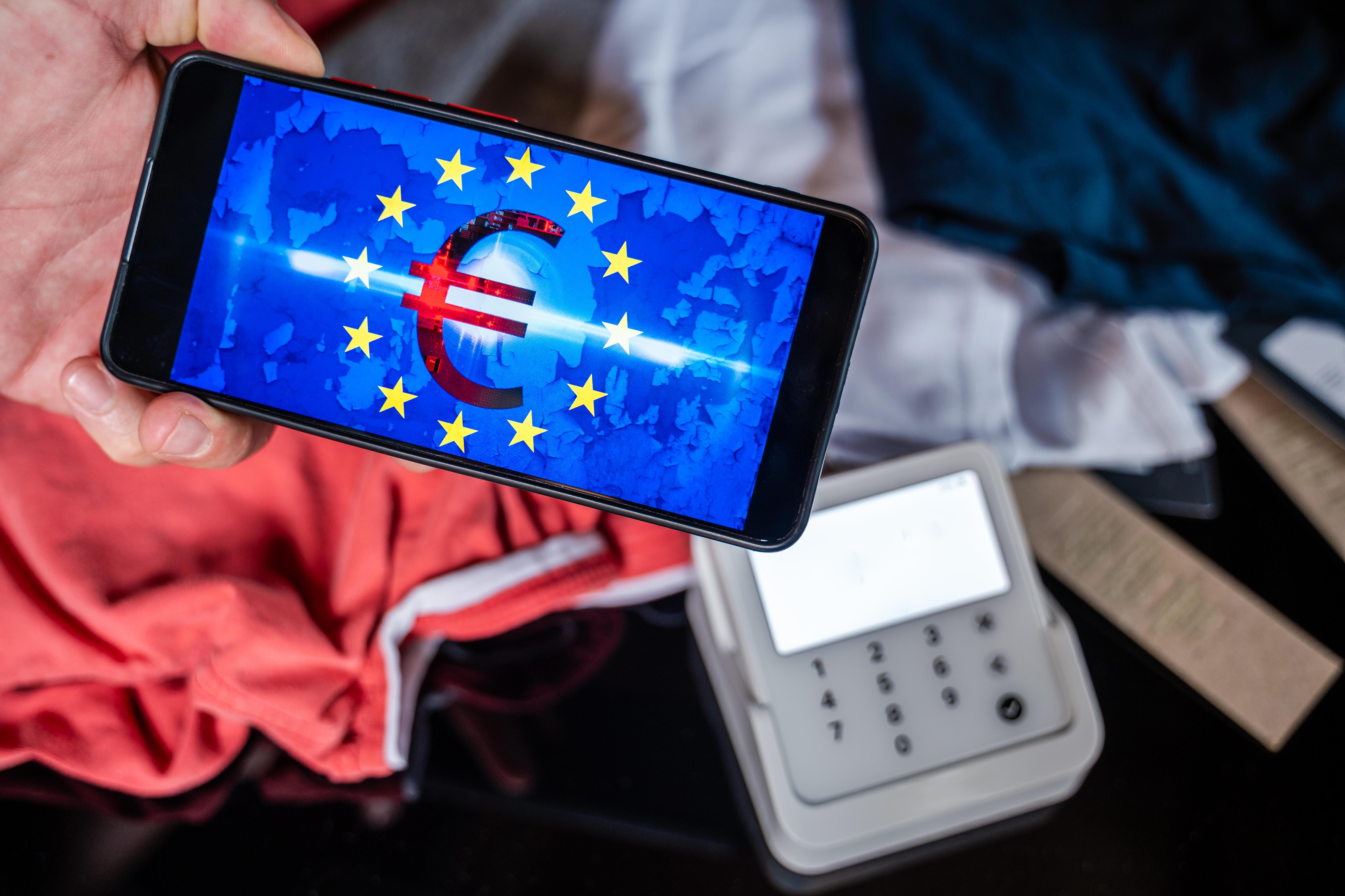Handy mit einer EU-Fahne auf der ein Eurosymbol steht 