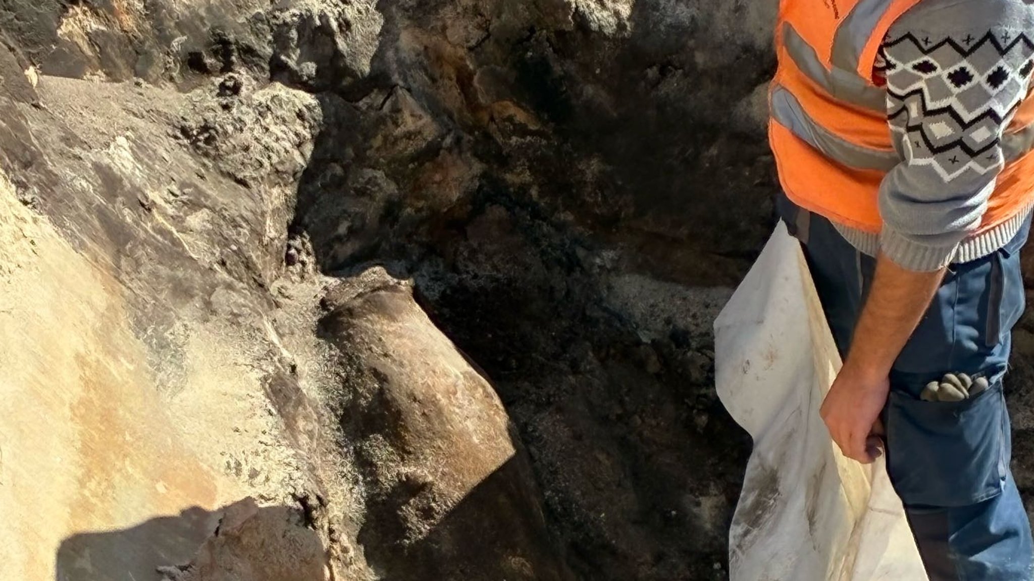 Ein Bauarbeiter steht neben der 150 Kilogramm schweren Weltkriegsbombe, die in einem Graben liegt. | Bild: Stadt Nürnberg Ein Bauarbeiter steht neben der 150 Kilogramm schweren Weltkriegsbombe, die in einem Graben liegt.