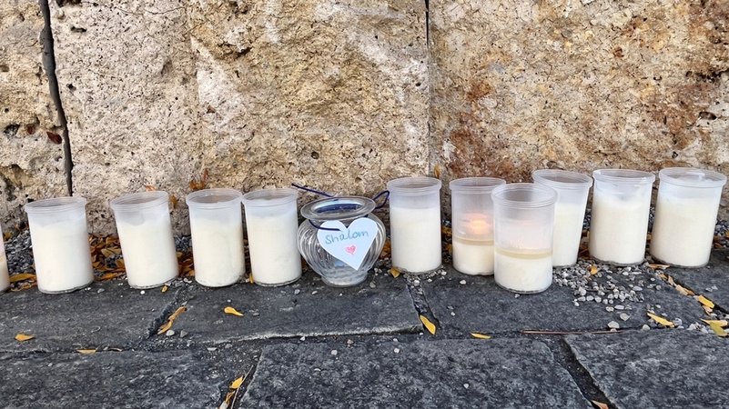 München: Kerzen zum Gedenken an die Opfer des 7. Oktober (Archivbild,13.10.2023) | Bild: BR/Sandra Demmelhuber München: Kerzen zum Gedenken an die Opfer des 7. Oktober (Archivbild,13.10.2023)