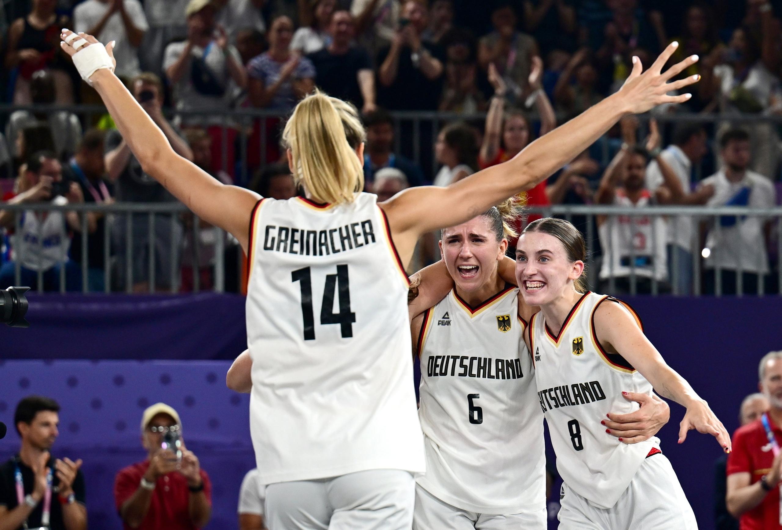 dpatopbilder - 05.08.2024, Frankreich, Paris: Olympia, Paris 2024, 3x3 Basketball, Damen, Finale, Deutschland - Spanien, Finalrunde, Place de la Concorde, Die deutschen Spielerinnen bejubeln den Sieg. Foto: Sina Schuldt/dpa +++ dpa-Bildfunk +++