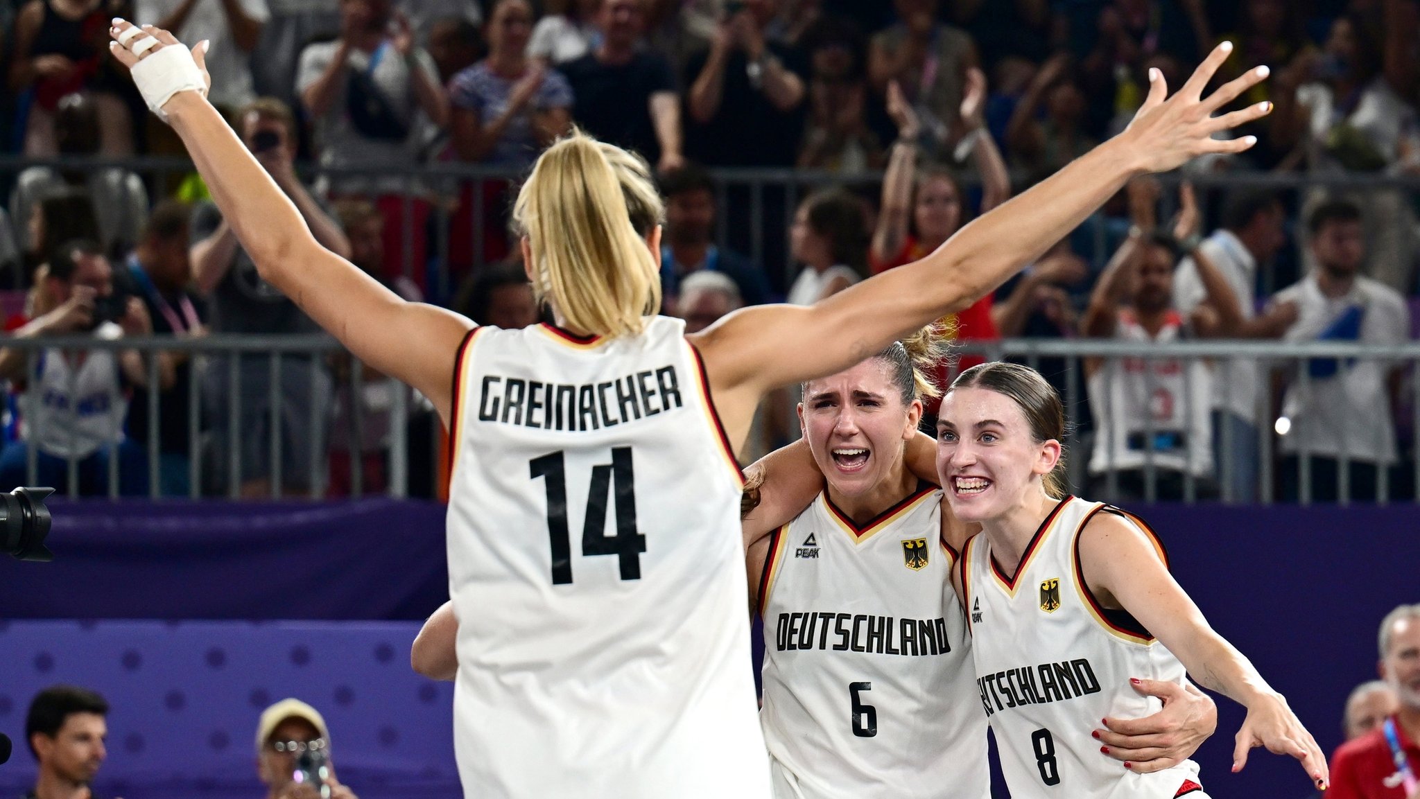 dpatopbilder - 05.08.2024, Frankreich, Paris: Olympia, Paris 2024, 3x3 Basketball, Damen, Finale, Deutschland - Spanien, Finalrunde, Place de la Concorde, Die deutschen Spielerinnen bejubeln den Sieg. Foto: Sina Schuldt/dpa +++ dpa-Bildfunk +++