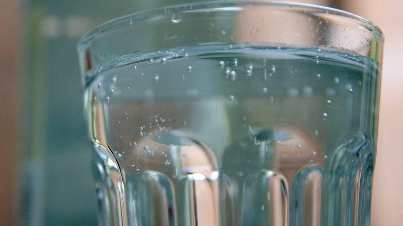 Ein Wasserglas als Symbolbild.