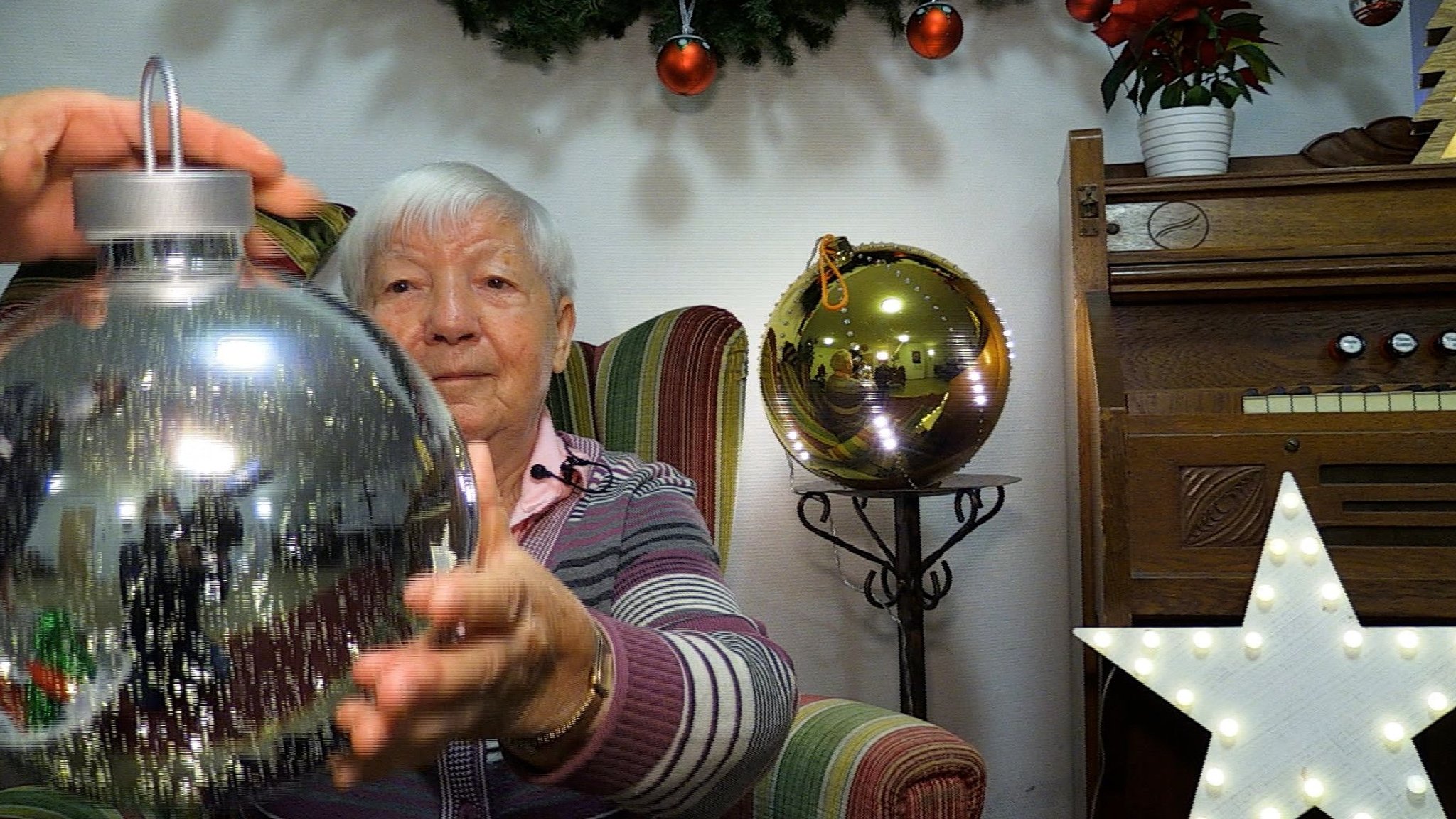 Christa Hackstein in der weihnachtlichen Kulisse für das Fotoshooting.