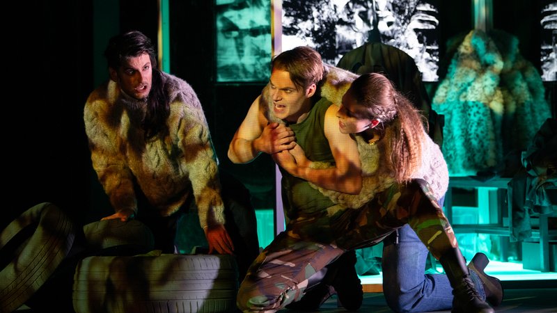 Jakob Schad als "Protector" (Mitte) erwehrt sich der Engel | Bild: Cordula Treml/Theaterakademie August Everding Jakob Schad als "Protector" (Mitte) erwehrt sich der Engel