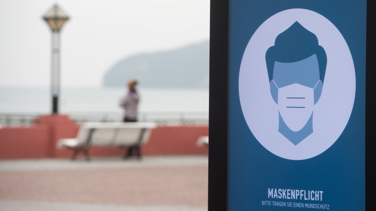 Ein Schild zur Maskenpflicht steht auf der Strandpromenade im Ostseebad auf der Insel Rügen. 