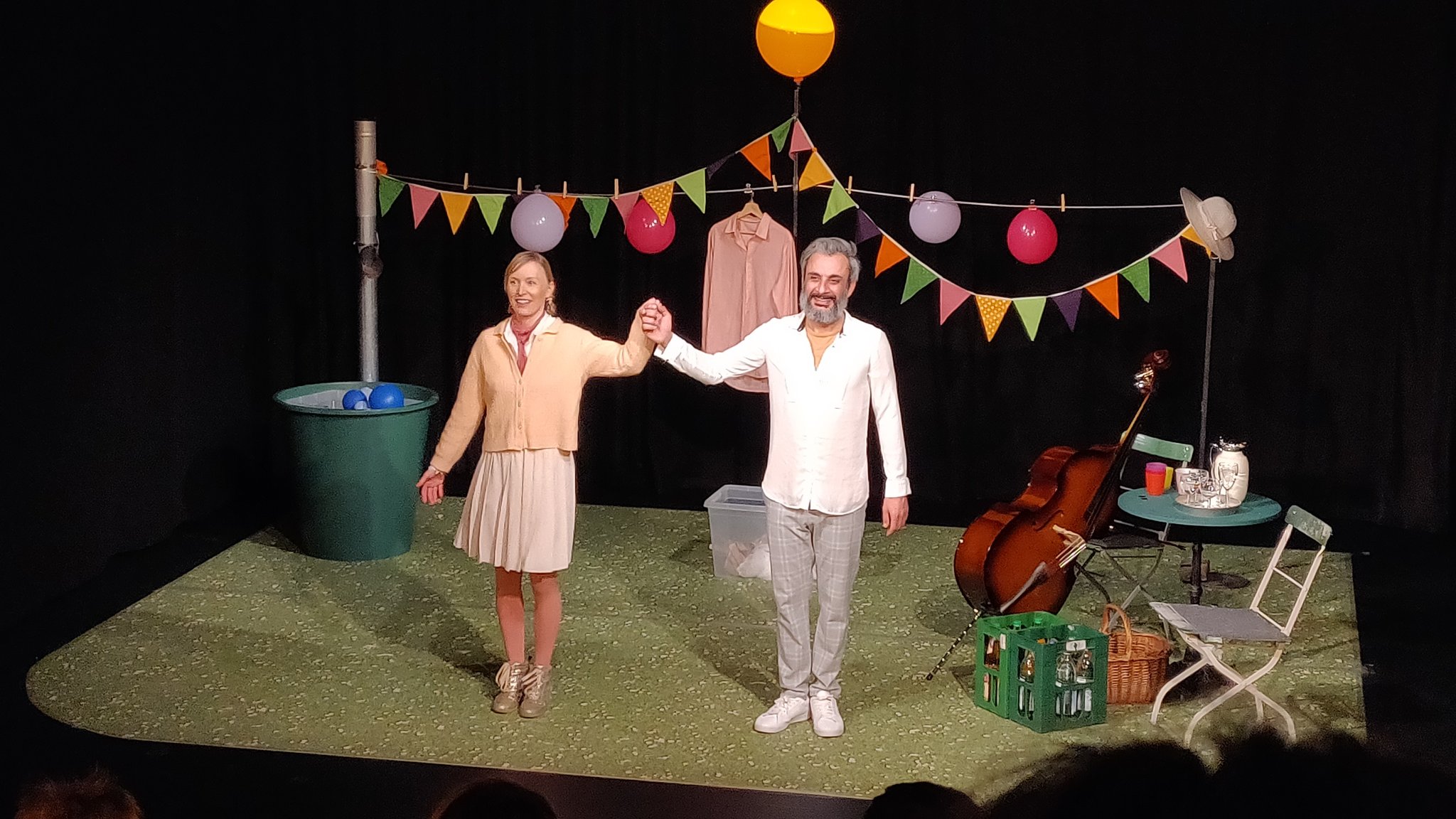 Die beiden Schauspieler Ellen Mayer und Ramo Ali im "Jungen Theater Augsburg"