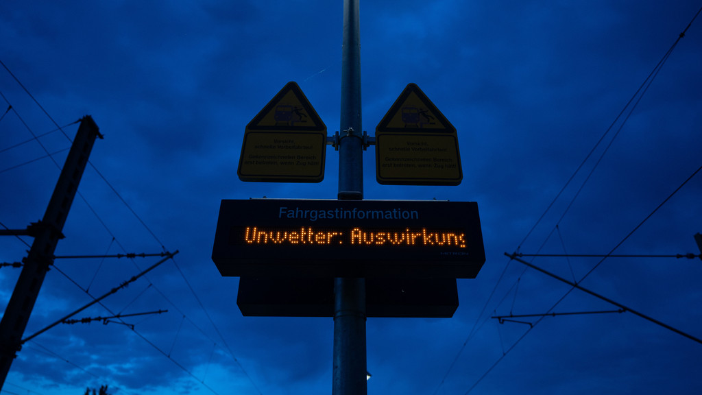 Symbolbild: Unwetter-Warnung auf einem Display der DB im Mai 2022