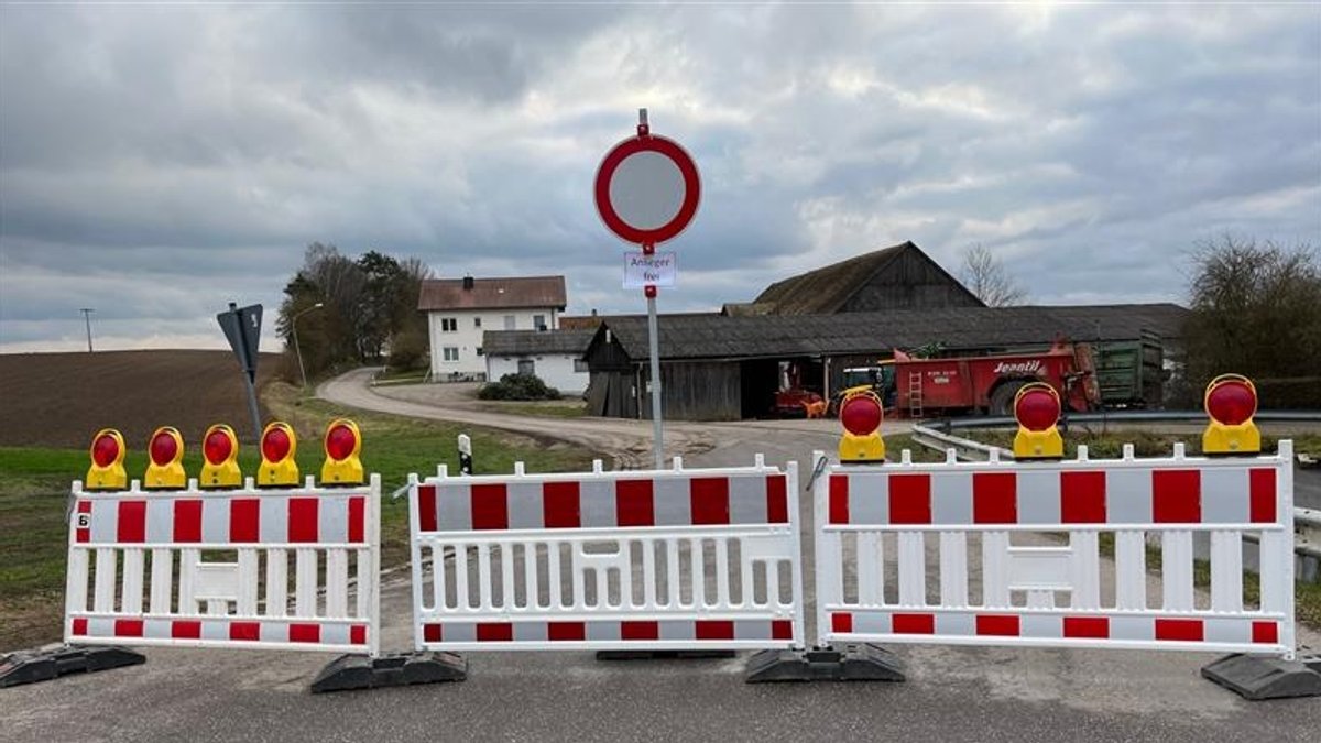 Der betroffene Geflügelbetrieb im Landkreis Schwandorf ist abgesperrt.