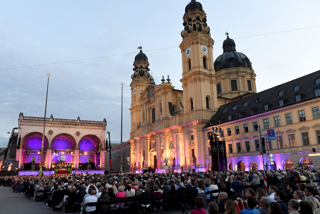 Klassik am Odeonsplatz 8.000 Gäste bei lauer Sommerluft BR24