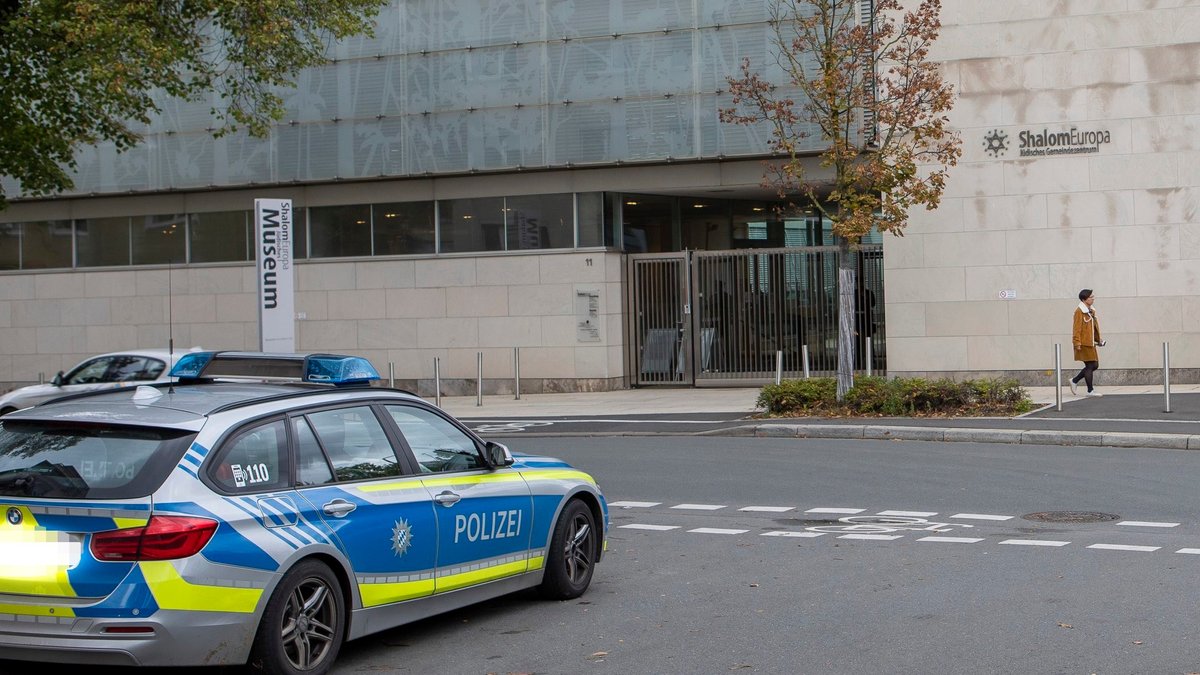 Archivbild: Polizeiautos vor der Synagoge in Würzburg 