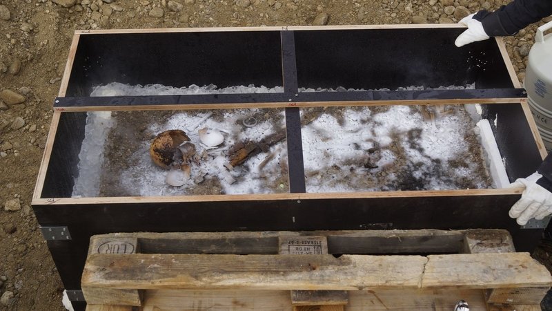 Das schockgefrostete frühmittelalterliche Kindergrab am Ausgrabungsort in Tussenhausen, im Unterallgäu